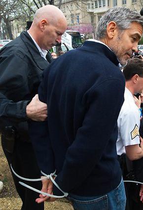 الإفراج عن جورج كلوني ووالده بعد اعتقالهما أمام السفارة السودانية في واشنطن